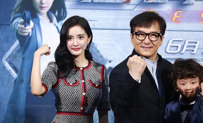 68岁成龙探班杨幂开心比耶 二人交情超20年