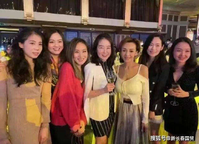 还记得一代波神叶子楣吗？57岁了招牌分量未减
