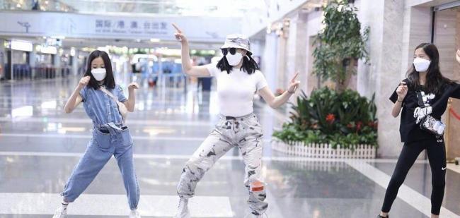 钟丽缇张伦硕穿情侣装现身机场 二女儿气质逆袭
