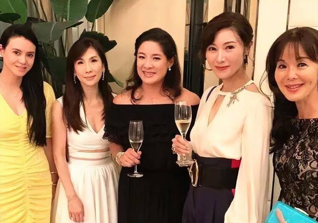 郭晶晶李嘉欣罕见同框 现身贵妇聚会