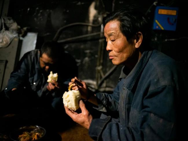 看哭了....60岁后，他们在立交桥下做日结