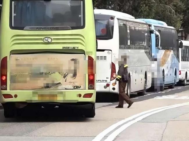 大陆旅游团逼爆香港：公厕前吃面 一天跑12景点