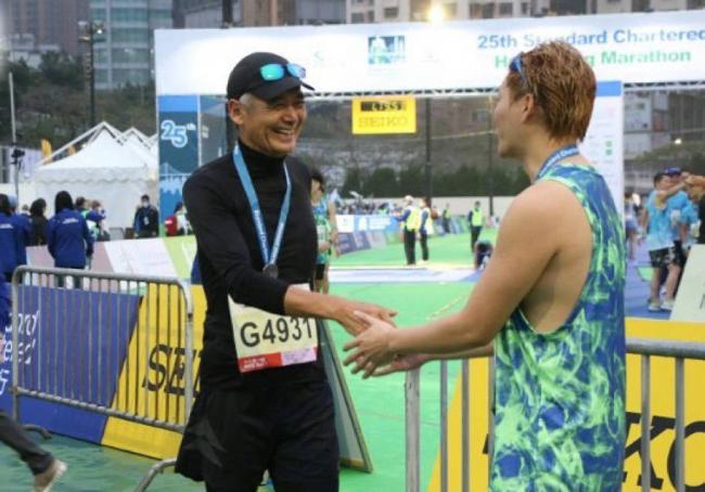 67岁周润发参加马拉松 1小时跑完10公里状态极佳