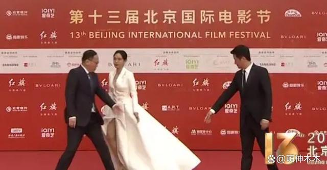 北影节红毯细节见修养 周冬雨挤 C 位被骂