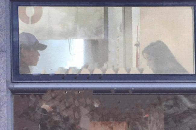 越爱越高调 陈思诚搂着23岁女友吃家乡菜 越爱越高调 陈思诚搂着23岁女友吃家乡菜