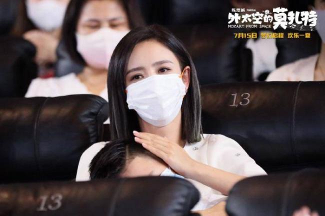 陈思诚携小21岁女友约会 深夜一同回家