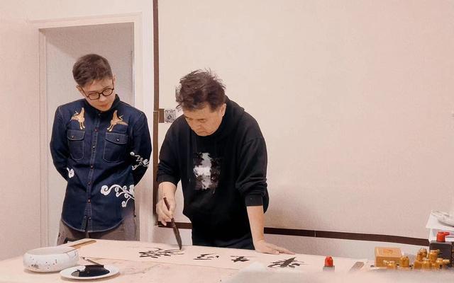 毕福剑与众星光大道歌手欢聚 肚腩突出牙齿稀疏