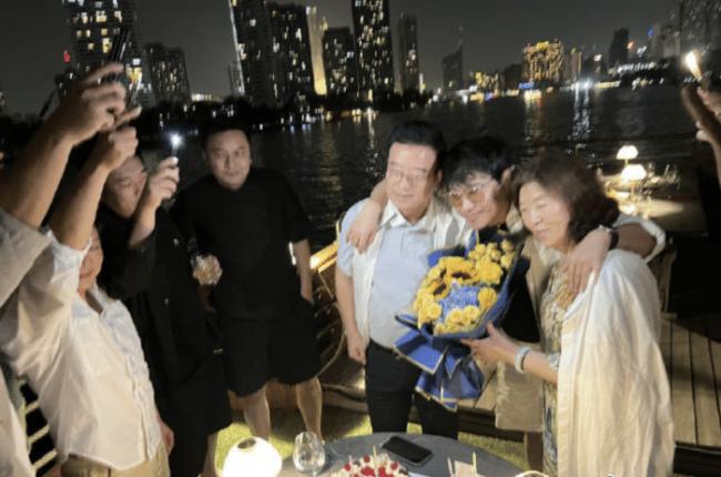 陈思诚携小21岁女友约会 深夜一同回家