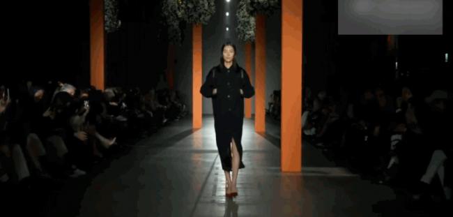 时装周的明星出圈技巧:出发、合影、摆态度,处处都是小心思 时装周的明星出圈技巧:出发、合影、摆态度,处处都是小心思