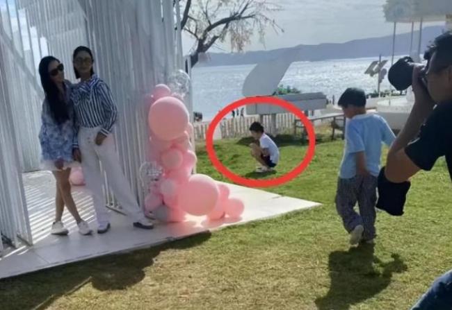 陈思诚曼谷庆生 小女友与准婆婆笑容满面 陈思诚曼谷庆生 小女友与准婆婆笑容满面