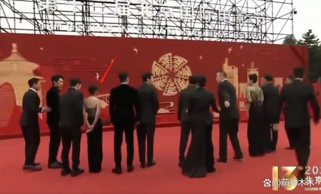 北影节红毯细节见修养 周冬雨挤 C 位被骂