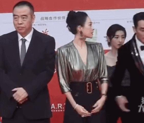 北影节红毯细节见修养 周冬雨挤 C 位被骂