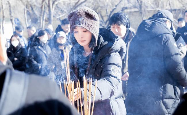 68岁成龙探班杨幂开心比耶 二人交情超20年