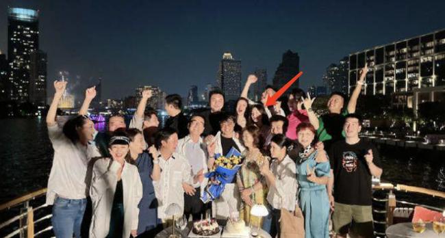 越爱越高调 陈思诚搂着23岁女友吃家乡菜 越爱越高调 陈思诚搂着23岁女友吃家乡菜