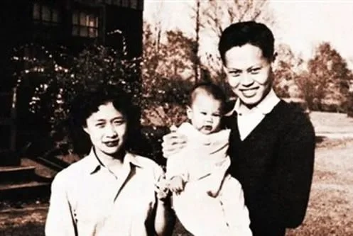● 杨振宁和夫人杜致礼携子杨光诺