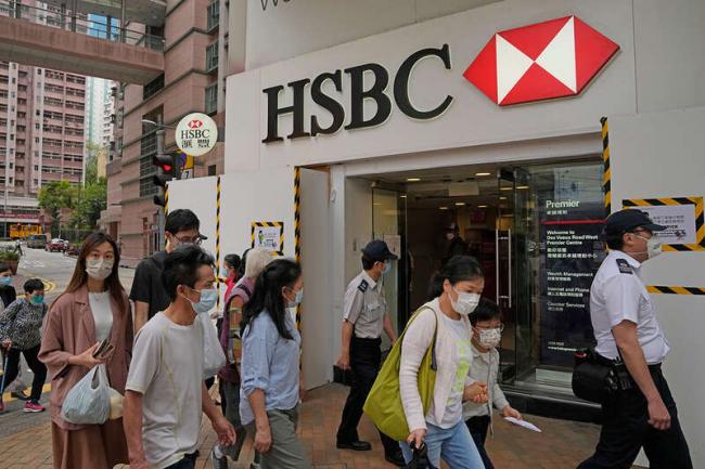 霸道，中国冻结移英的香港人退休储蓄