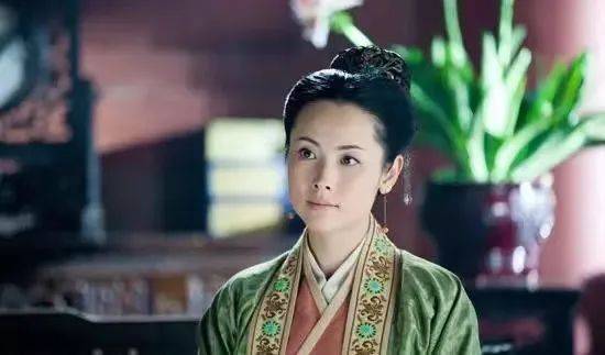 明明是同龄女星 却一个像妈一个像女儿