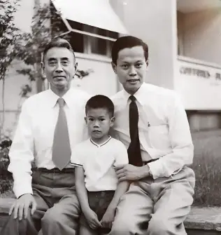 ● 1957年，杨武之与杨振宁、杨光诺