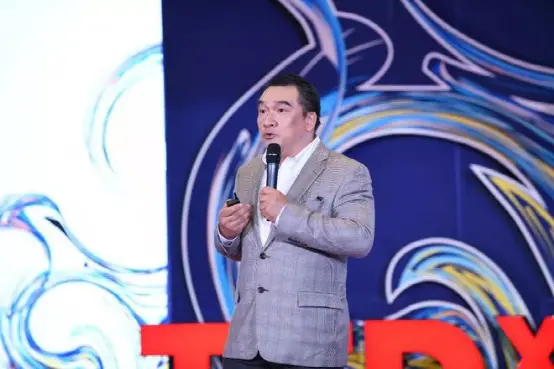 哈佛天才放弃百万年薪，到中国农村，给30000个孩子当爸