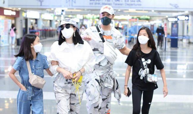 钟丽缇张伦硕穿情侣装现身机场 二女儿气质逆袭